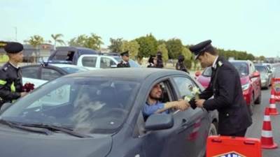 رجال الشرطة يوزعون الهدايا على المواطنين بمناسبة عيد الفطر المبارك