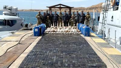 القوات البحرية تنجح في إحباط محاولة تهريب كميات من المواد المخدرة عبر سواحل البحر الأحمر