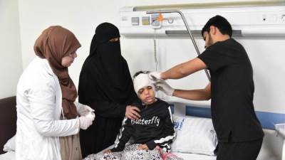 الصحة: الفحوصات الأولية أظهرت أن طفلة "ضحية رشق الحجارة" تعاني من تهتك كامل لقرنية العين اليمنى