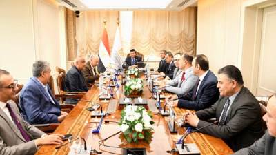 وزير الرياضة يعقد اجتماعًا تنسيقيًا مع رئيس اتحاد الكرة ورئيس المتحدة للرياضة