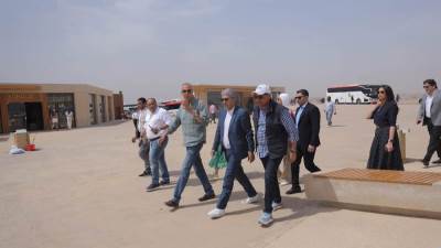 وزير السياحة يتفقد اللمسات النهائية لمشروع تطوير الخدمات بمنطقة أهرامات الجيزة قبل يومين من بدء التشغيل التجريبي
