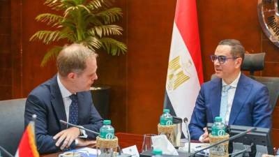 وزير الاستثمار يلتقي السفير البريطاني بالقاهرة لبحث سبل تعزيز التعاون الاقتصادي بين البلدين