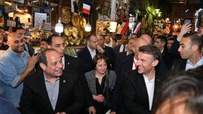 من خان الخليلي إلى آفاق المستقبل: دلالات زيارة ماكرون لمصر