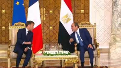 السيسي وماكرون يوقعان الإعلان المشترك لترفيع العلاقات إلى مستوى الشراكة الاستراتيجية