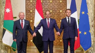 قادة مصر وفرنسا والأردن يجرون مكالمة هاتفية مشتركة مع الرئيس الأمريكي