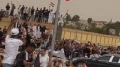 الرئيس السيسى ونظيره الفرنسى يحييان المواطنين المحتشدين فى مدخل مطار العريش