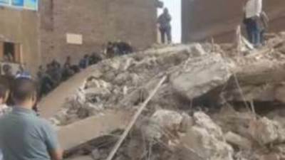 انتشال 4 جثث بينهم طفلين من أسفل عقار أسيوط المنهار