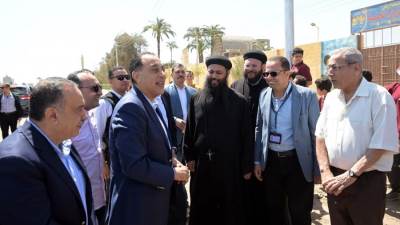 رئيس الوزراء يتوقف لإلقاء التحية على معلمي وطلاب مدرسة "سانت ماري" بمنفلوط