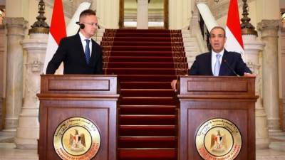 وزير الخارجية والهجرة يستقبل وزير الخارجية والتجارة المجري