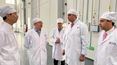 رئيس الرعاية الصحية يجري زيارة ميدانية لأكبر مصنع في العالم لإنتاج الألبيومين البشري المخلق ومشتقات الدم