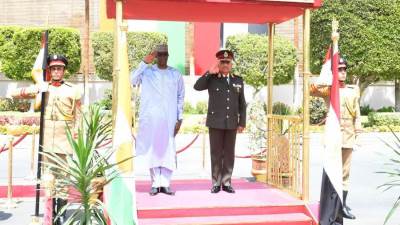 الفريق أول عبد المجيد صقر يلتقى وزير دفاع جمهورية النيجر