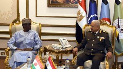وزيرا دفاع مصر والنيجر يناقشان التطورات الإقليمية والدولية وانعاكساتها على أمن واستقرار أفريقيا