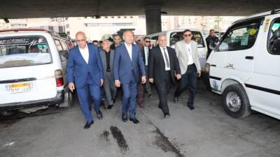 محافظ القاهرة يتفقد عددا من المواقف للإطمئنان على حركة نقل الركاب والالتزام بالتعريفة الجديدة