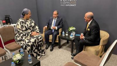  وزير الخارجية يعقد لقاءًا في أنطاليا مع نظيره التونسي والمبعوثة الأممية إلى ليبيا