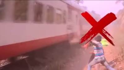 النقل تحذر المواطنين من رشق الأطفال للقطارات بالحجارة