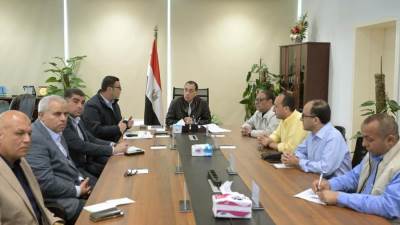 رئيس الوزراء يعقد اجتماعاً لاستعراض موقف تنفيذ المشروعات التنموية بالعلمين الجديدة والساحل الشمالي الغربي