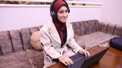 وزارة الاتصالات تسلم الطالبة "لاب توب" وتقدم لها منحة تدريبية لتحقيق حلمها في دراسة البرمجة