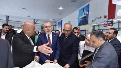 وزير العمل يصطحب نظيره التركي في زيارة إلى شركة "جيد تكستايل" بالعاشر من رمضان