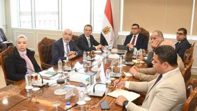 وزير الإسكان يستعرض الموقف الخاص لمشروعات ضمن "تطوير منطقة سور مجرى العيون"