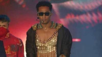 محمد رمضان يثير الجدل بإطلالة غريبة في حفل مهرجان كوتشيلا بأمريكا