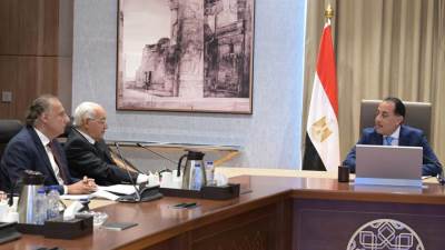 رئيس الوزراء يلتقي أعضاء اللجنة الاستشارية للشئون السياسية