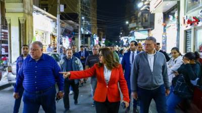 وزيرة التنمية المحلية تقوم بجولة مفاجئة على شوارع مصر الجديدة لمتابعة الشكاوي بسبب الاشغالات