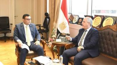 وزير الإسكان يلتقي رئيس الهيئة الوطنية للصحافة لبحث أوجه التعاون المشترك