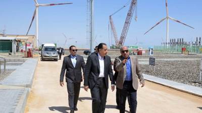 رئيس الوزراء يتفقد مزرعة توليد الكهرباء بقدرة ٦٥٠ ميجاوات 