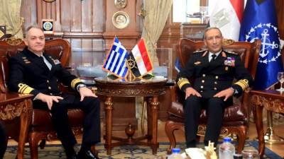 قائد القوات البحرية يلتقى رئيس هيئة الأركان العامة للقوات البحرية اليونانية