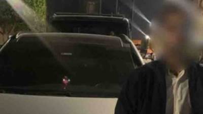 ضبط شخص لقيادته سيارته أعلى الجزيرة الوسطى للطريق بالجيزة