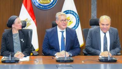 وزراء البترول والبيئة والطيران يبحثون التعاون في مشروع إنتاج وقود الطائرات المستدام