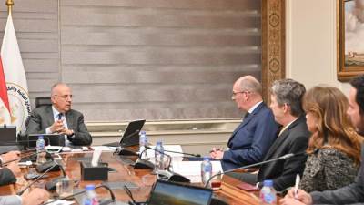 وزير الري يلتقي نائب رئيس بنك التنمية والاعمار الأوروبي لبحث التعاون