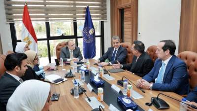 رئيس هيئة الدواء يبحث مع ممثلي شركة أبوت العالمية ملف توطين مستحضر بعض المستحضرات بمصر