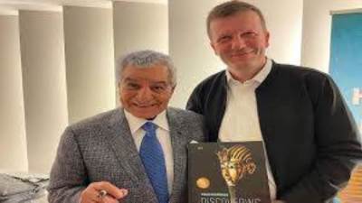 زاهي حواس يوقع كتاب توت "عنخ آمون من هوارد كارتر الى المدينة الذهبية" بالتشيك