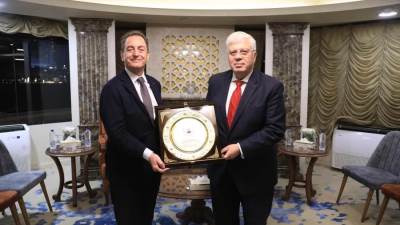 وزير التعليم العالي يكرم فريق العمل المشارك في تنظيم فعالية زيارة الرئيس الفرنسي لجامعة القاهرة