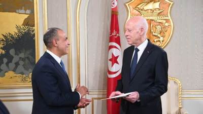 وزير الخارجية يسلم رسالة خطية من الرئيس السيسي إلى الرئيس التونسي