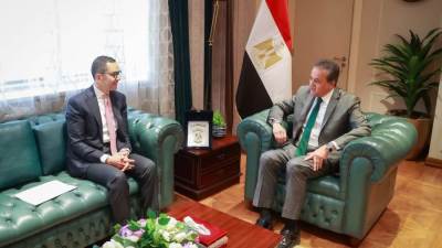  وزير الصحة يبحث مع وزير الاستثمار وضع آليات وحلول لتخفيف الأعباء المالية وتشجيع الاستثمار