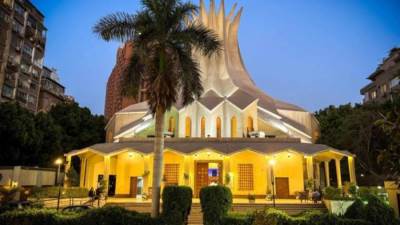 كاتدرائية جميع القديسين تتزين بالأضواء احتفالاً بعيد القيامة المجيد