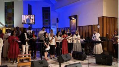 أجراس الكاتدرائية الأسقفية تدق وتعلن بدء قداس عيد القيامة