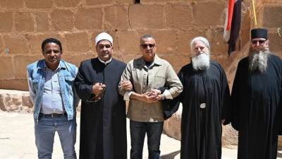 محافظ جنوب سيناء يزور دير سانت كاترين للتهنئة بعيد القيامة المجيد