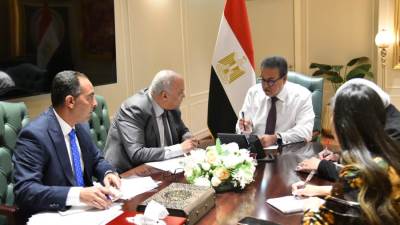 وزير الصحة يبحث مع المدير التنفيذي لصندوق التعويض عن مخاطر المهن الطبية دعم الأطباء وتطوير برامج التدريب وبيئة العمل