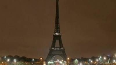 برج "إيفل" بباريس يطفئ أنواره حدادا على بابا الفاتيكان