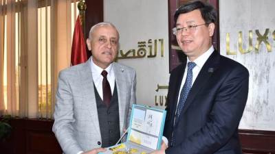 محافظ الأقصر يستعرض فرص التعاون مع وفد مدينة تشنزن الصينية في إطار اتفاقية التوأمه بين المدينتين