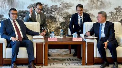 وزير الإسكان يلتقي رئيس شركة "CSCEC" الصينية ببكين لمتابعة موقف المشروعات المشتركة