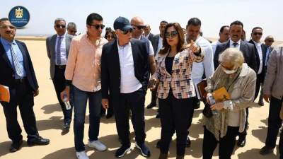 مستشارا رئيس الجمهورية ووزيرة التنمية المحلية ومحافظ الجيزة يتابعون أعمال تطوير المنطقة الأثرية بالأهرامات