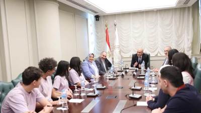 وزير التعليم يلتقي ممثلين لطلاب مدارس النيل الدولية.. ويستمع لآرائهم حول نظام الدراسة