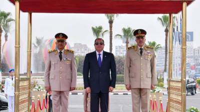 الرئيس السيسي يضع إكليل من الزهور علي النصب التذكارى للجندى المجهول بمدينة نصر