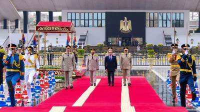 بمناسبة الإحتفال بالذكرى 43 لتحرير سيناء الرئيس السيسى يضع إكليل من الزهور علي النصب التذكارى للجندى المجهول بمدينة نصر