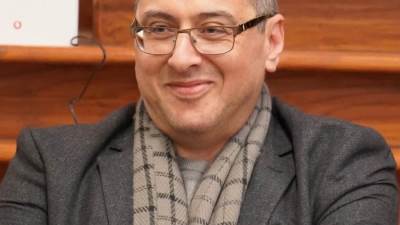 في اتصال هاتفي.. وزير الثقافة يهنئ الأديب محمد سمير ندا لفوزه بالجائزة العالمية للرواية العربية (البوكر)