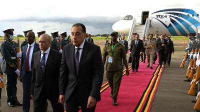 رئيس الوزراء يصل مطار "عنتيبي" الدولي للمشاركة في القمة غير العادية للدول المساهمة بقوات في بعثة الاتحاد الأفريقي للدعم والاستقرار في الصومال